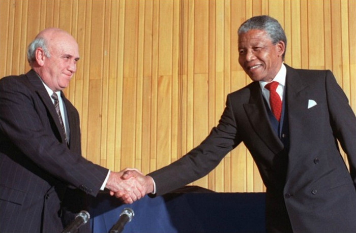 Nelson Mandela -Tổng thống dân cử đầu tiên của Nam Phi (phải) và FW de Klerk - Tổng thống cuối cùng của thời kỳ phân biệt chủng tộc Nam Phi, bắt tay nhau ở Cape Town vào ngày 4/5/1990 sau cuộc đàm phán lịch sử giữa hai bên. Các cuộc hội thoại đã mở đường để kết thúc nhiều thập kỷ Nam Phi nằm dưới sự cai trị của người da trắng. Nelson Mandela -Tổng thống dân cử đầu tiên của Nam Phi (phải) và FW de Klerk - Tổng thống cuối cùng của thời kỳ phân biệt chủng tộc Nam Phi, bắt tay nhau ở Cape Town vào ngày 4/5/1990 sau cuộc đàm phán lịch sử giữa hai bên. Các cuộc hội thoại đã mở đường để kết thúc nhiều thập kỷ Nam Phi nằm dưới sự cai trị của người da trắng.