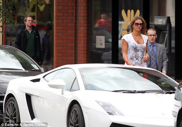 Ngày hôm qua, Daniela Martins đã lái chiếc xe Lamborghini Gallardo màu trắng sang trọng do chồng chưa cưới Nani tăng đi mua sắm tại một cửa hàng thời trang ở Wimslow, Cheshire. Ngày hôm qua, Daniela Martins đã lái chiếc xe Lamborghini Gallardo màu trắng sang trọng do chồng chưa cưới Nani tăng đi mua sắm tại một cửa hàng thời trang ở Wimslow, Cheshire.