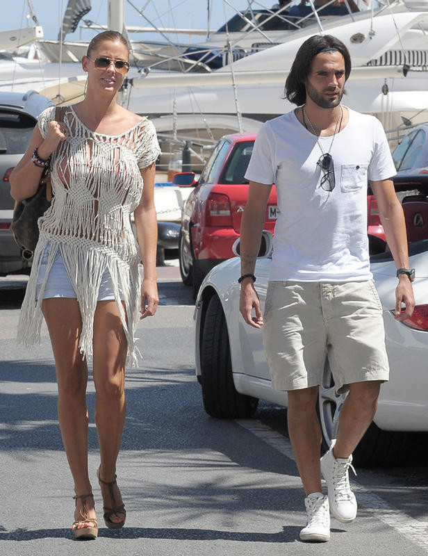 Tuy nhiên, cô dường như đã quên lời thề của mình khi gặp trung vệ Sergio Sanchez của Malaga Tuy nhiên, cô dường như đã quên lời thề của mình khi gặp trung vệ Sergio Sanchez của Malaga