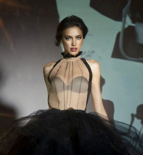 Bộ bộ ảnh quảng cáo mới nhất cho nhãn hiệu nội y này, Irina Shayk xuất hiện đầy nóng bỏng và gợi cảm với những bộ nội y mang gam màu tối chủ đạo