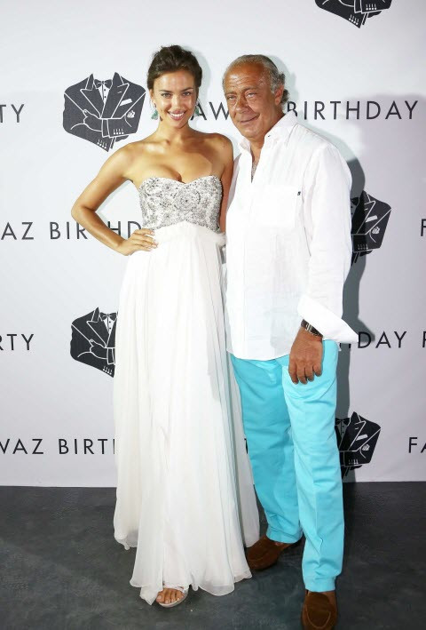 Irina Shayk chụp ảnh cùng NTK trang sức Fawaz Gruosi. Irina Shayk chụp ảnh cùng NTK trang sức Fawaz Gruosi.