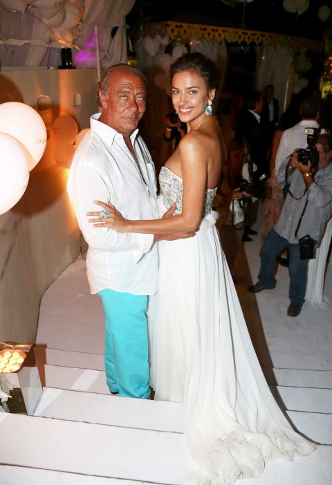 Irina Shayk chụp ảnh cùng NTK trang sức Fawaz Gruosi. Irina Shayk chụp ảnh cùng NTK trang sức Fawaz Gruosi.