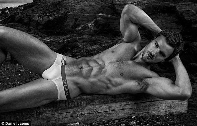 Thom Evans tạo dáng giống hệt David Beckham trong bức ảnh quảng cao cho hãng đồ lót D.HEDRAL Thom Evans tạo dáng giống hệt David Beckham trong bức ảnh quảng cao cho hãng đồ lót D.HEDRAL
