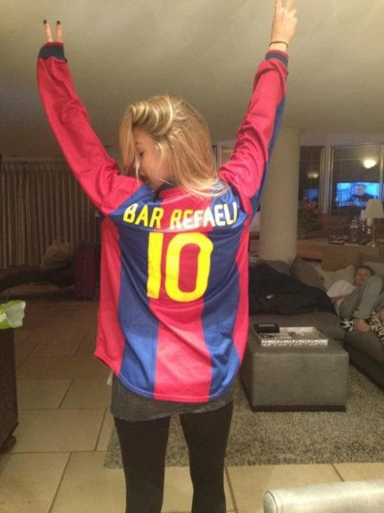 Siêu mẫu Bar Refaeli là một fan hâm mộ cuồng nhiệt của Barcelona Siêu mẫu Bar Refaeli là một fan hâm mộ cuồng nhiệt của Barcelona