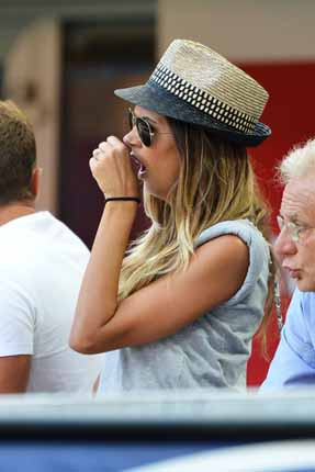 Bồ Boateng không ngừng ngáp khi chứng kiến trấn đấu mở màn đầy thất vọng của AC Milan trước Sampdoria Bồ Boateng không ngừng ngáp khi chứng kiến trấn đấu mở màn đầy thất vọng của AC Milan trước Sampdoria