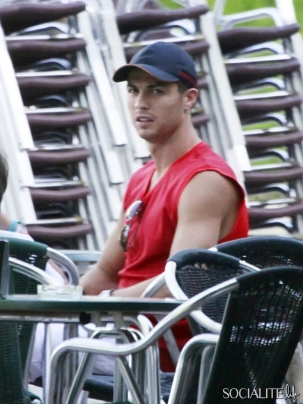 Ronaldo trông rất thanh thản khi đi chơi cùng quý tử và gia đình. Ronaldo trông rất thanh thản khi đi chơi cùng quý tử và gia đình.