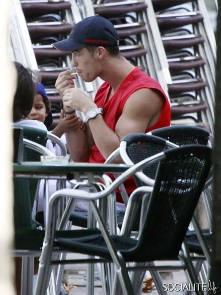 Cristiano Ronaldo ngồi ăn kem ngon lành cùng cậu con trai ở Madrid, Tây Ban Nha. Cristiano Ronaldo ngồi ăn kem ngon lành cùng cậu con trai ở Madrid, Tây Ban Nha.