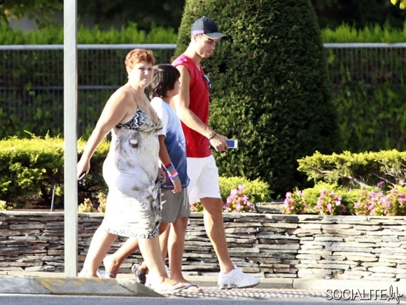 Ronaldo nổi bật trong chiếc áo màu đỏ và quần soóc màu trắng Ronaldo nổi bật trong chiếc áo màu đỏ và quần soóc màu trắng