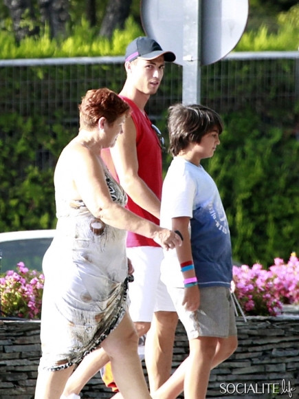 Trước đó, Ronaldo và gia đình cùng nhau đi dạo dưới nắng sớm trên đường phố ở Madrid. Trước đó, Ronaldo và gia đình cùng nhau đi dạo dưới nắng sớm trên đường phố ở Madrid.