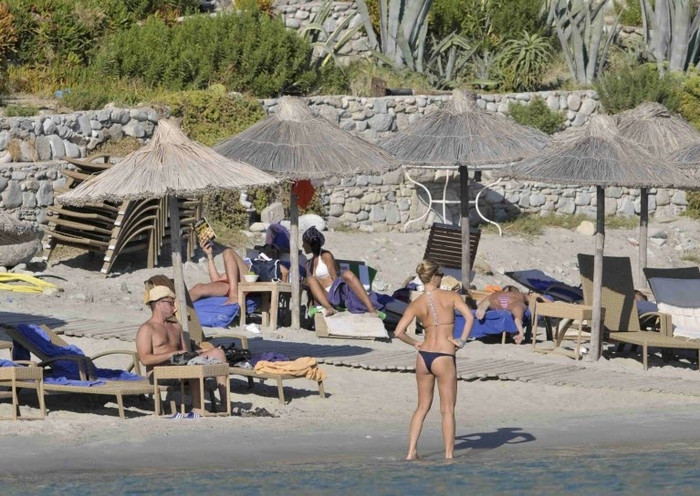 Có tin đồn Bar Refaeli đang cặp với hậu vệ Dani Alves (Barca). Có tin đồn Bar Refaeli đang cặp với hậu vệ Dani Alves (Barca).