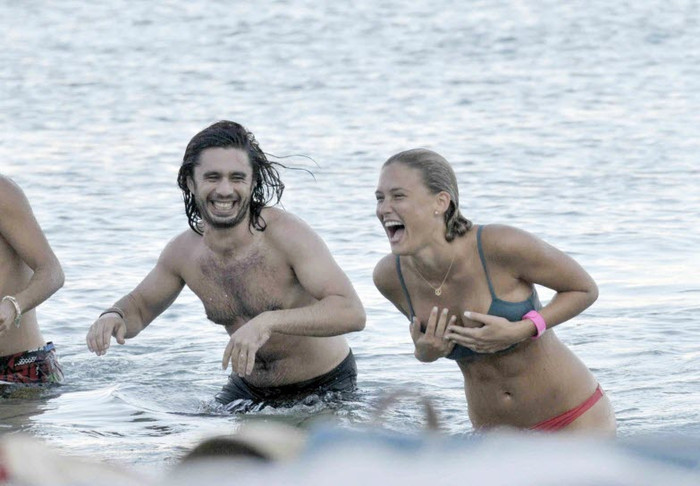 Có tin đồn Bar Refaeli đang cặp với hậu vệ Dani Alves (Barca). Có tin đồn Bar Refaeli đang cặp với hậu vệ Dani Alves (Barca).