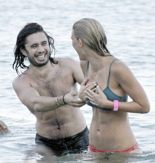 Có tin đồn Bar Refaeli đang cặp với hậu vệ Dani Alves (Barca). Có tin đồn Bar Refaeli đang cặp với hậu vệ Dani Alves (Barca).