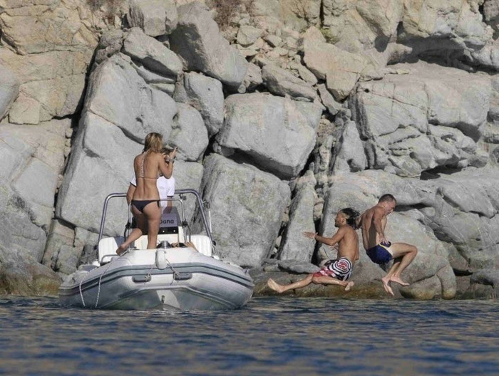 Có tin đồn Bar Refaeli đang cặp với hậu vệ Dani Alves (Barca). Có tin đồn Bar Refaeli đang cặp với hậu vệ Dani Alves (Barca).