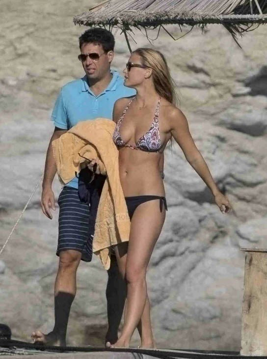 Có tin đồn Bar Refaeli đang cặp với hậu vệ Dani Alves (Barca). Có tin đồn Bar Refaeli đang cặp với hậu vệ Dani Alves (Barca).