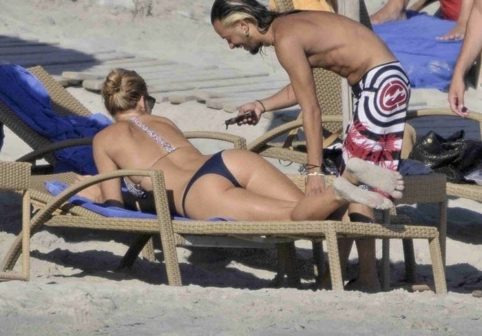 Có tin đồn Bar Refaeli đang cặp với hậu vệ Dani Alves (Barca). Có tin đồn Bar Refaeli đang cặp với hậu vệ Dani Alves (Barca).