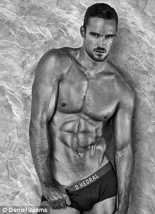 Ngôi sao rugby tỏ ra khá chuyên nghiệp trong lĩnh vực người mẫu quảng cáo chẳng kém gì cô bạn gái bốc lửa Kelly Brook Ngôi sao rugby tỏ ra khá chuyên nghiệp trong lĩnh vực người mẫu quảng cáo chẳng kém gì cô bạn gái bốc lửa Kelly Brook