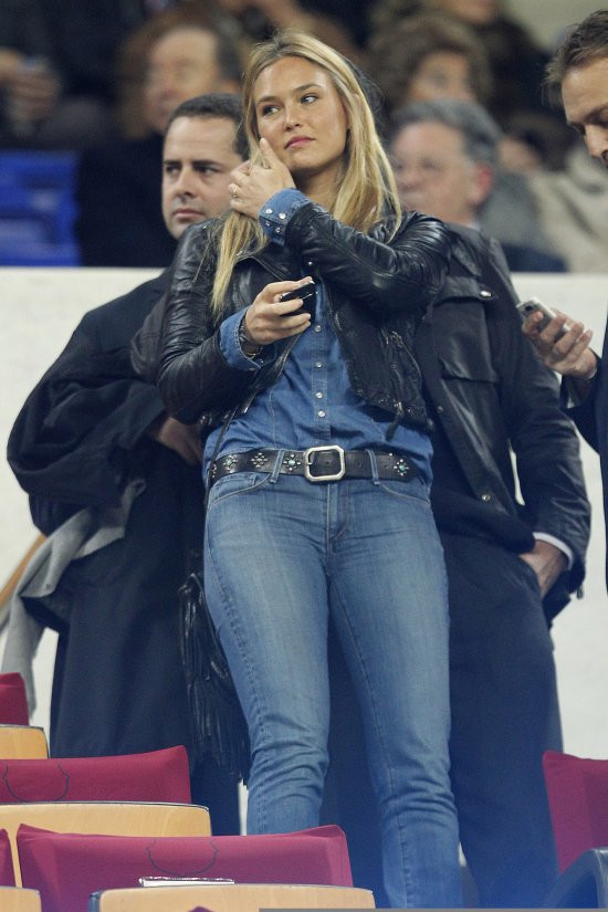 Siêu mẫu đến từ Israel thường xuyên xuất hiện trên khán đài trong trận đấu của Barca. Siêu mẫu đến từ Israel thường xuyên xuất hiện trên khán đài trong trận đấu của Barca.