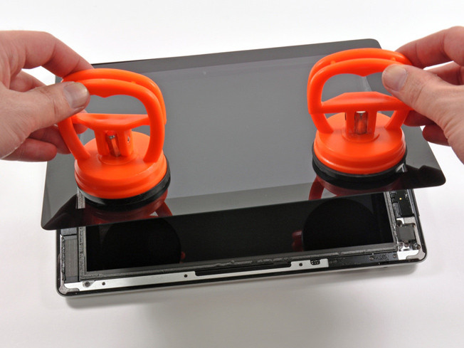 Cần có dụng cụ đặc biệt mới gỡ được màn hình của New iPad. Cần có dụng cụ đặc biệt mới gỡ được màn hình của New iPad.