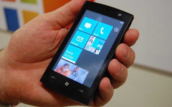 3- Điện thoại Windows Phone 7: Windows Phone 7 đã có mặt trên thị trường 1 năm rưỡi. Mặc dù những điện thoại khá đa dạng và có thiết kế bắt mắt, nhưng hệ sinh thái này vẫn chưa thực sự phổ biến. Vấn đề lớn nhất của điện thoại Windows Phones chính là thiếu đi hỗ trợ từ các nhà phát triển ứng dụng. một smartphone chẳng khác nào một kẻ vô dụng khi thiếu đi những ứng dụng. 3- Điện thoại Windows Phone 7: Windows Phone 7 đã có mặt trên thị trường 1 năm rưỡi. Mặc dù những điện thoại khá đa dạng và có thiết kế bắt mắt, nhưng hệ sinh thái này vẫn chưa thực sự phổ biến. Vấn đề lớn nhất của điện thoại Windows Phones chính là thiếu đi hỗ trợ từ các nhà phát triển ứng dụng. một smartphone chẳng khác nào một kẻ vô dụng khi thiếu đi những ứng dụng.