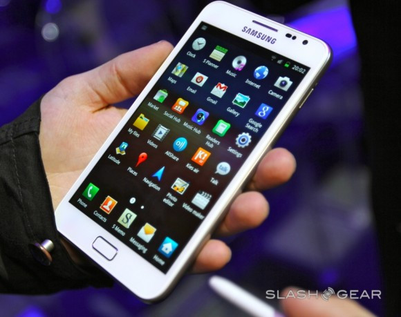 1- Galaxy Note: Galaxy Note là một thiết bị chắc chắn, nhưng kích cỡ của nó khá bất tiện đối với hầu hết người dùng. Với màn hình 5.3-inch, Note lớn hơn bất kỳ smartphone khác trước đó. 1- Galaxy Note: Galaxy Note là một thiết bị chắc chắn, nhưng kích cỡ của nó khá bất tiện đối với hầu hết người dùng. Với màn hình 5.3-inch, Note lớn hơn bất kỳ smartphone khác trước đó.