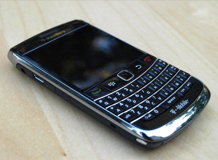 BlackBerry Bold 9700 là mẫu smartphone "hàng tuyển" của BlackBerry, nhằm trả đũa sự lấn lướt của HTC sau khi ra đời hàng loạt smartphone sử dụng Android. Máy đầy đủ các tính năng kết nối như 3G, Wi-Fi, Bluetooth 2.0, GPS… Màn hình 2,6 inch half-VGA (480 x 360 pixel), camera 3.2 Megapixel. Giá tham khảo hiện tại 3.990.000 Đ. BlackBerry Bold 9700 là mẫu smartphone "hàng tuyển" của BlackBerry, nhằm trả đũa sự lấn lướt của HTC sau khi ra đời hàng loạt smartphone sử dụng Android. Máy đầy đủ các tính năng kết nối như 3G, Wi-Fi, Bluetooth 2.0, GPS… Màn hình 2,6 inch half-VGA (480 x 360 pixel), camera 3.2 Megapixel. Giá tham khảo hiện tại 3.990.000 Đ.