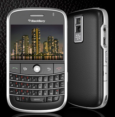 BlackBerry Bold 9000 nổi bật và sang trong với bề mặt hoàn toàn là màu đen, có viền mạ crôm, nắp lưng máy là một lớp giả da. Kiểu dáng vừa vặn và cân đối nhưng vẫn là một bàn phím QWERTY đầy đủ và màn hình lớn – đặc trưng của BlackBerry. Bàn phím của Bold trông oai vệ, các nút bấm căng lên với các đường cắt tinh tế vát qua. Dưới một vẻ ngoài đẹp mắt, BlackBerry Bold chứa đựng bộ vi xử lý 624 MHz Marvell Tavor PXA930, bộ nhớ trong có dung lượng 1GB. Giá tham khảo hiện tại 2.650.000 vnđ BlackBerry Bold 9000 nổi bật và sang trong với bề mặt hoàn toàn là màu đen, có viền mạ crôm, nắp lưng máy là một lớp giả da. Kiểu dáng vừa vặn và cân đối nhưng vẫn là một bàn phím QWERTY đầy đủ và màn hình lớn – đặc trưng của BlackBerry. Bàn phím của Bold trông oai vệ, các nút bấm căng lên với các đường cắt tinh tế vát qua. Dưới một vẻ ngoài đẹp mắt, BlackBerry Bold chứa đựng bộ vi xử lý 624 MHz Marvell Tavor PXA930, bộ nhớ trong có dung lượng 1GB. Giá tham khảo hiện tại 2.650.000 vnđ