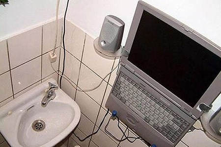 Laptop biến thành thiết bị giải trí trong toilet. Laptop biến thành thiết bị giải trí trong toilet.