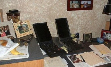 Laptop bỉ tách làm đôi như thanh chocolate. Laptop bỉ tách làm đôi như thanh chocolate.