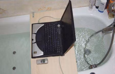 Vừa tắm vừa lướt web.