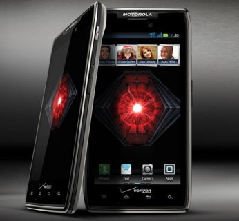 Motorola Droid Razr Maxx một trong những sản phẩm có thể làm hài lòng bất kỳ khách hàng khó tính nào. Ngoài hệ điều hành Android 4.0 (Ice Cream Sandwich), máy sở hữu thiết kế mỏng, đẹp mắt, bộ vi xử lý lõi kép và kết nối mạng 4G LTE. Tuy nhiên, điểm nổi bật nhất của “Maxx,” chính là thời lượng pin mà theo Motorola, máy có thể chạy liên tục trong 21 giờ đồng hồ.
