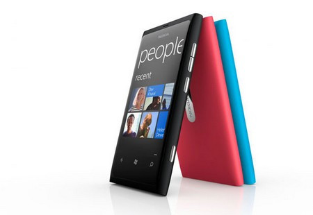 Nếu chúng ta muốn biết nhiều hơn về hệ điều hành Windows Phone của Microsoft thì nên bắt đầu với dòng Lumia của Nokia. Lumia 800 và Lumia 900 với màn hình lớn và cấu hình mạnh mẽ hơn đều là những smartphone hàng đầu. Đây sẽ là dòng sản phẩm chiến lược của hãng sản xuất điện thoại đến từ Phần Lan trong việc giành lại vị thế số một thế giới của mình cũng như trở thành cứu cánh cho hệ điều hành Windows Phone của Microsoft.