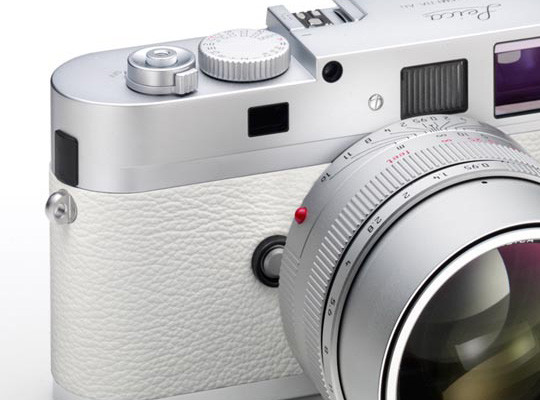 M9-P nổi bật hơn với màn hình LCD làm bằng kính sapphire rắn chắc chế tác bằng các công cụ cắt kim cương.