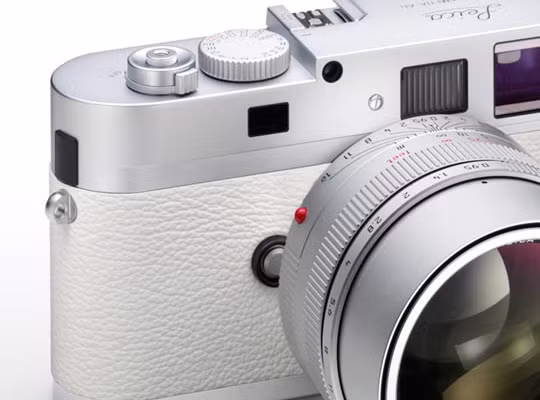 M9-P nổi bật hơn với màn hình LCD làm bằng kính sapphire rắn chắc chế tác bằng các công cụ cắt kim cương.