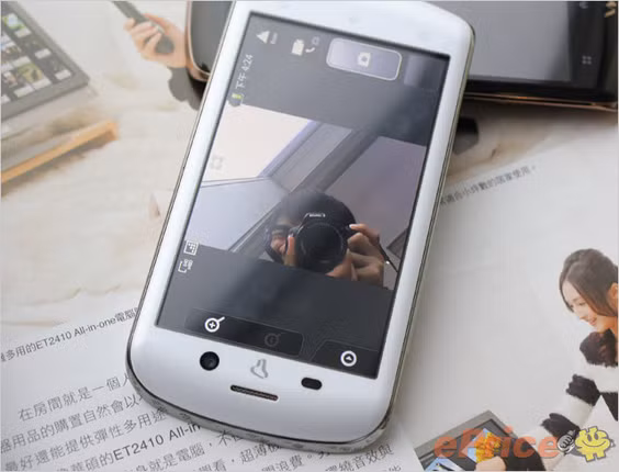 Camera trước không chỉ để gọi thoại 3G mà còn có thể chụp ảnh rất rõ nét.