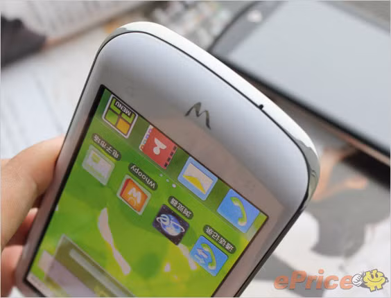 Mặt dưới trước và sau máy có chữ W viết tắt của Wynn