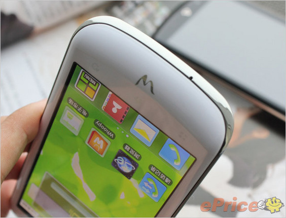 Mặt dưới trước và sau máy có chữ W viết tắt của Wynn