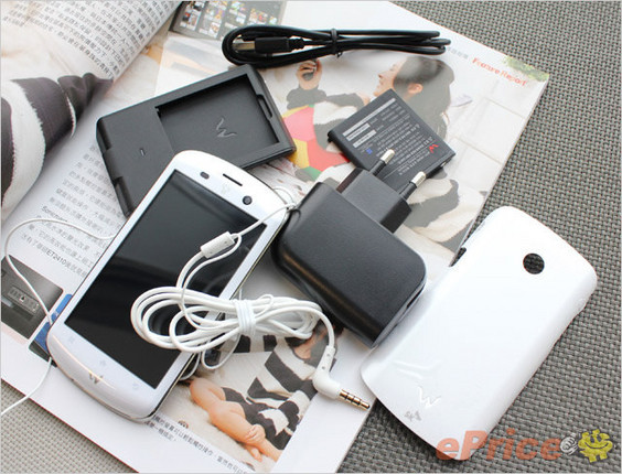 Các phụ kiện đi kèm máy: tai nghe, sạc pin