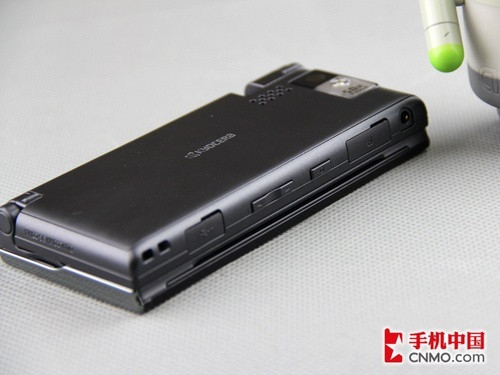 Máy có thiết kế khá dày 17,2 mm. Máy có thiết kế khá dày 17,2 mm.