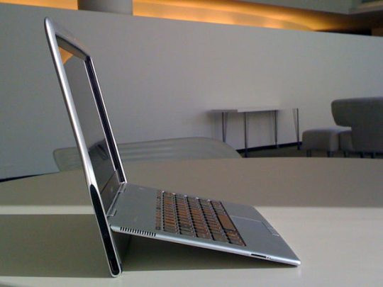 Sự độc đáo của Adamo XPS là cách mở máy khác thường của nó. Người dùng sẽ lướt ngón tay lên dải cảm ứng nhiệt ở cạnh trước để mở thiết bị.