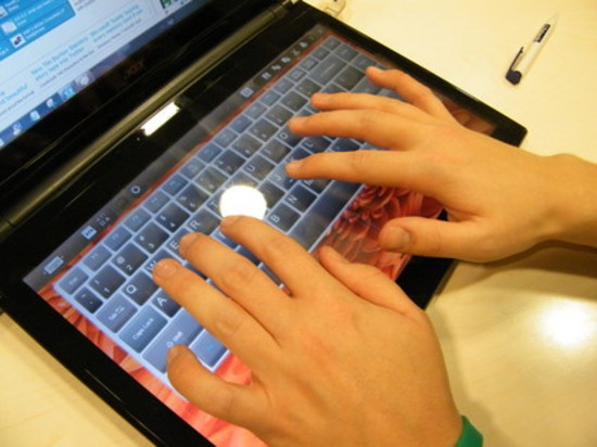 Tính năng giúp chiếc laptop Iconia của Acer khác biệt so với các laptop thông thường là nó có tới 2 màn hình cảm ứng (kích thước 14 inch). Thay vì sử dụng bàn phím, Acer đã thiết kế thêm một màn hình cảm ứng vào vị trí này. Màn hình cảm ứng này cũng kiêm luôn chức năng bàn phím ảo.