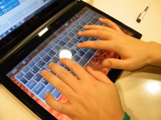 Tính năng giúp chiếc laptop Iconia của Acer khác biệt so với các laptop thông thường là nó có tới 2 màn hình cảm ứng (kích thước 14 inch). Thay vì sử dụng bàn phím, Acer đã thiết kế thêm một màn hình cảm ứng vào vị trí này. Màn hình cảm ứng này cũng kiêm luôn chức năng bàn phím ảo.