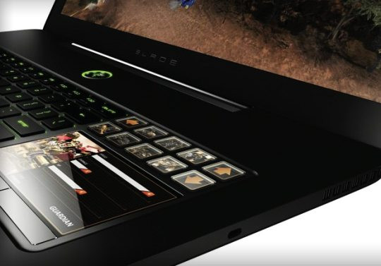 Tính năng gây ngạc nhiên và mang tính đột phá nhất của Razer Blade là giao diện Switchblade bao gồm một touchpad có chức năng nhưu một màn hình LCD thứ 2 va 10 nút bấm LED có thể tùy biến được thiết kế bên trên