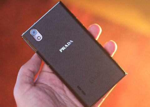 Prada LG 3.0 dùng chip lõi kép tốc độ 1 GHz, camera 8 megapixel, bộ nhớ trong 8 GB.