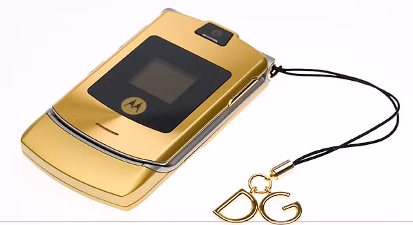 Dolce & Gabbana Motorola Razr V3i GOLD: Còn được “giới sành điệu” biết đến dưới tên gọi V3i D&G (Dolce & Gabbana) là sự kết hợp hoàn hảo giữa “đại gia” làng điện thoại Motorola và hãng thời trang danh tiếng tiếng của Italia – Dolce & Gabbana.