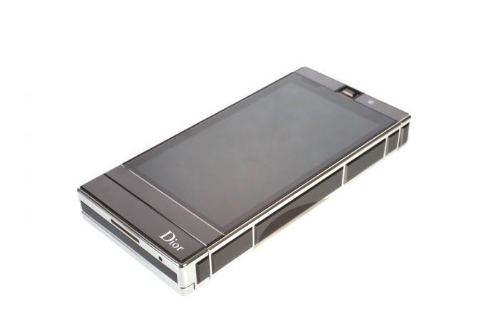 Máy có màn hình cảm ứng đa điểm 3,2 inch, GPS, Wi-Fi, 3G.