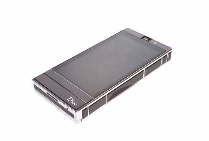 Máy có màn hình cảm ứng đa điểm 3,2 inch, GPS, Wi-Fi, 3G.