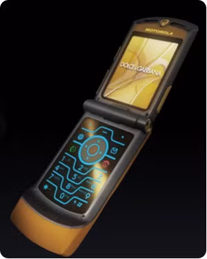 Mặc dù tính năng của nó không có gì quá xuất sắc nhưng nó là một model phù hợp với những người sử dụng yêu thích thời trang D&G và không quá đòi hỏi về mặt tính năng.