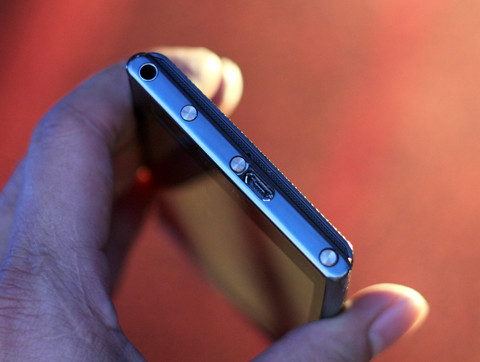 Prada 3.0 có giao diện tùy biến trên nền Android 2.3 với hai màu đen trắng.