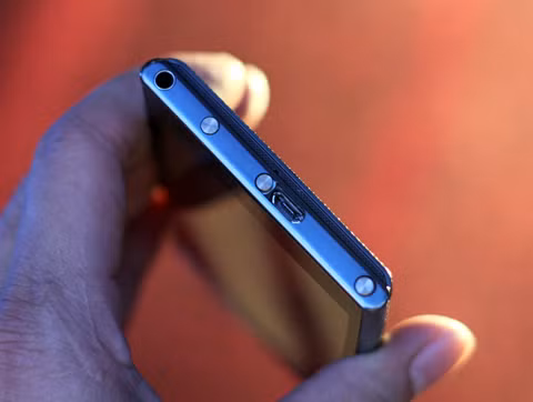 Prada 3.0 có giao diện tùy biến trên nền Android 2.3 với hai màu đen trắng.