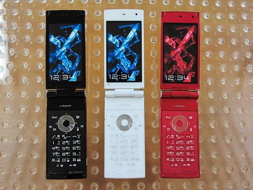 Bên cạnh khả năng hiển thị 3D, màn hình Sharp SH10C hỗ trợ cảm ứng điện dụng, khớp màn hình có thể xoay 360 độ quanh trục dọc. Độ phân giải màn hình ở mức cao 480 × 854 pixel. Bên cạnh khả năng hiển thị 3D, màn hình Sharp SH10C hỗ trợ cảm ứng điện dụng, khớp màn hình có thể xoay 360 độ quanh trục dọc. Độ phân giải màn hình ở mức cao 480 × 854 pixel.